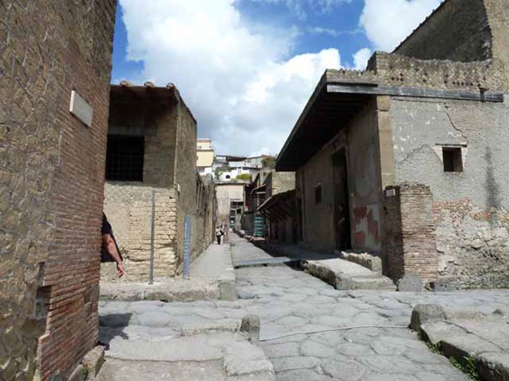 Ins. VI.6 on left, ahead. May 2010. Crossroads, looking north along Cardo IV, from Inferiore to Superiore. The road running from left to right is the Decumanus Inferiore. Looking towards Ins. VI on left, and Ins. V on right.